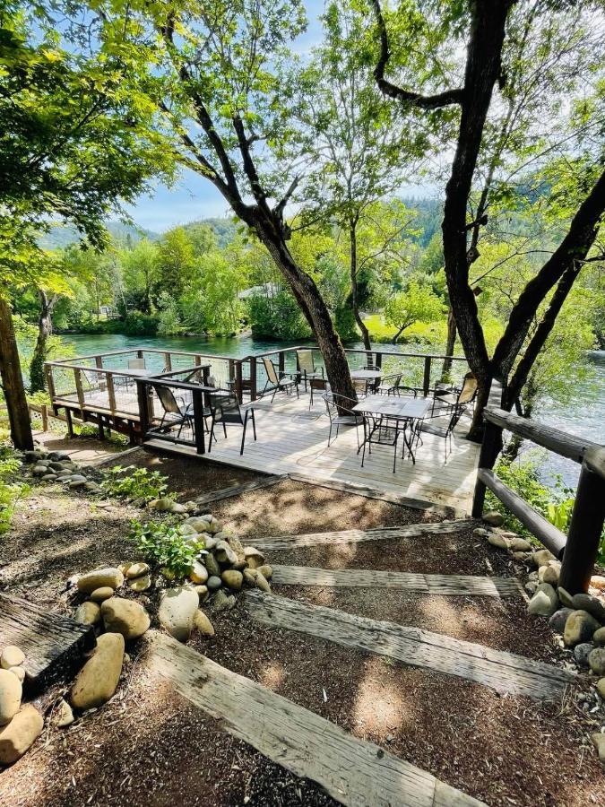 Riverfront Lodging Shady Cove ภายนอก รูปภาพ