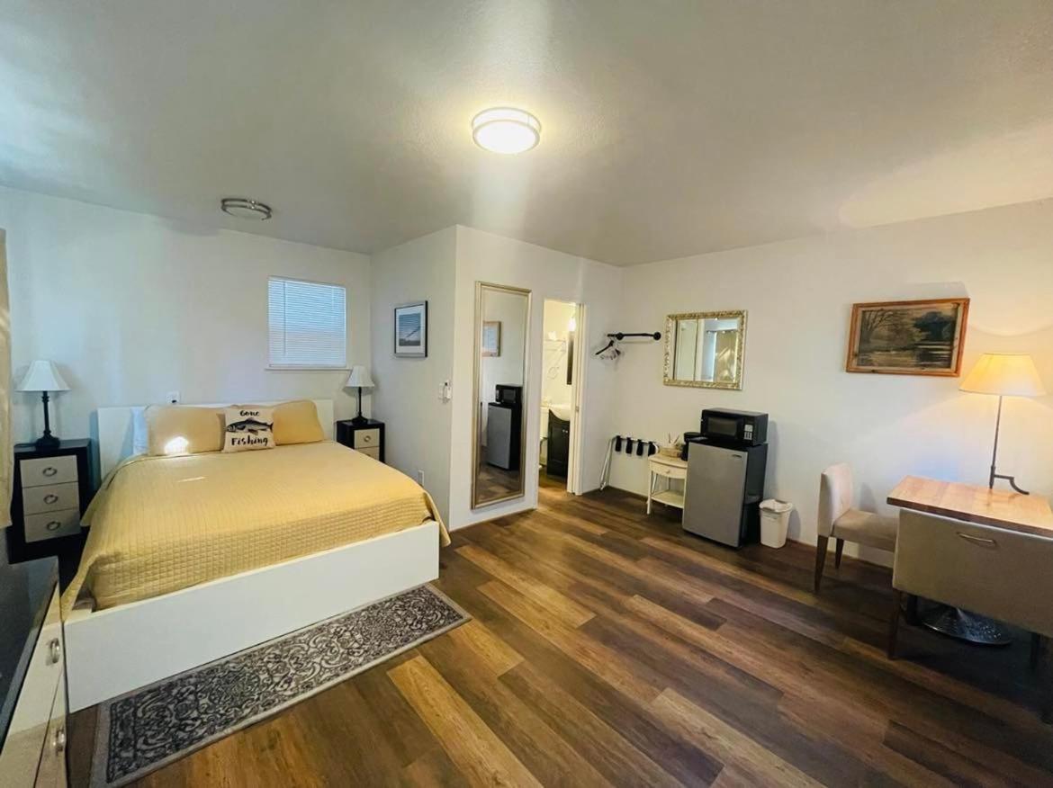 Riverfront Lodging Shady Cove ภายนอก รูปภาพ